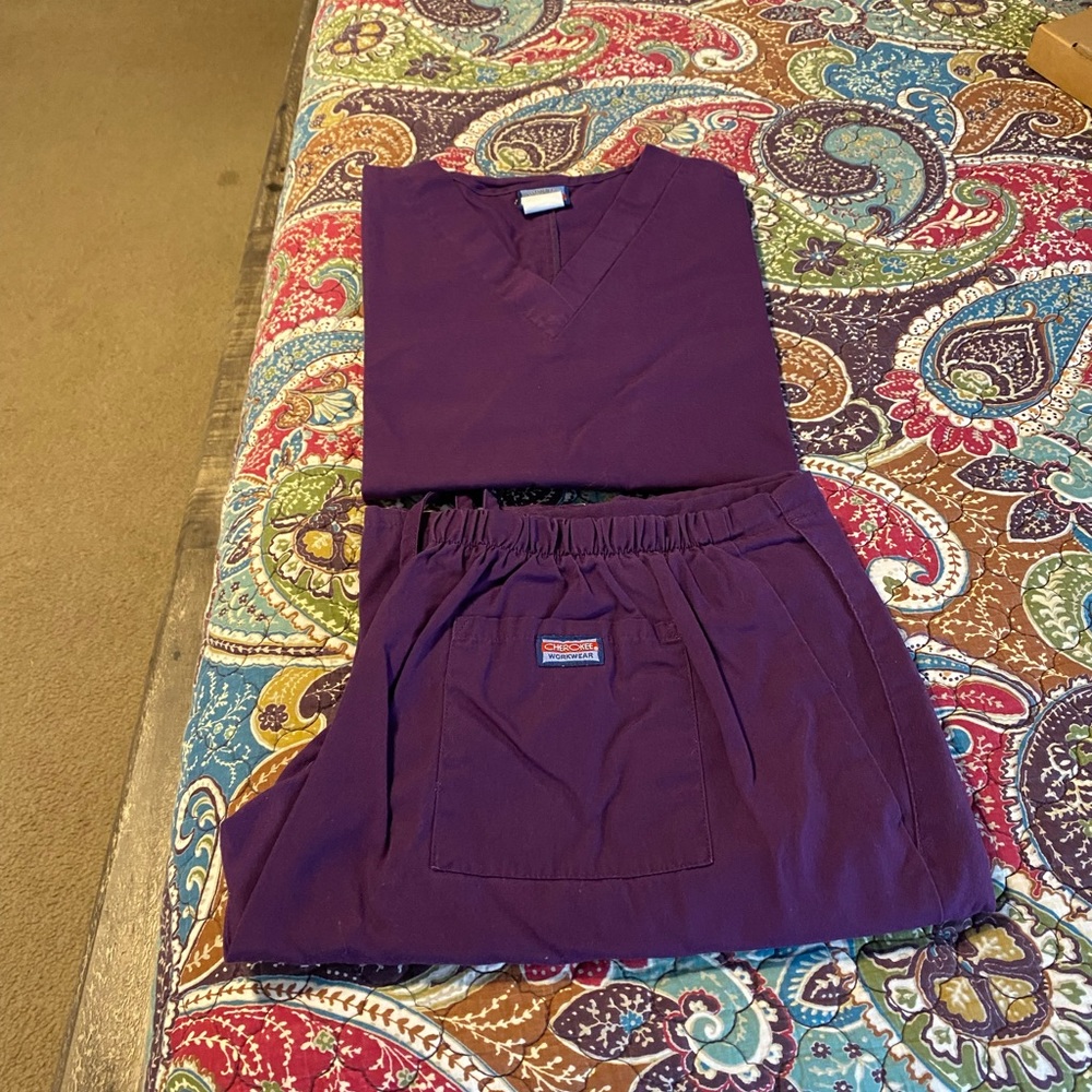 Women’s Cherokee workwear scrub set.